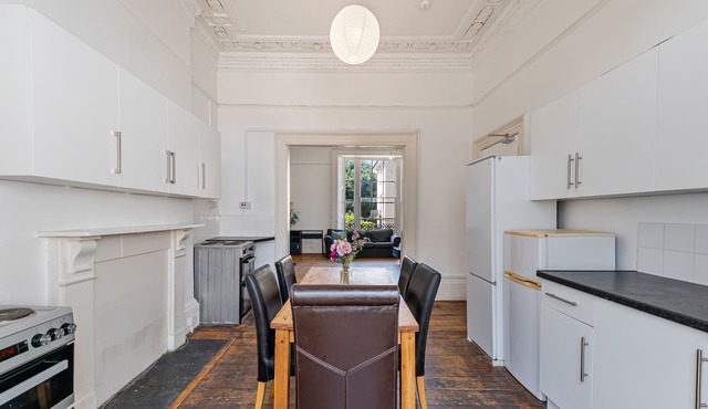 No 4 Georgian Shared House - By Clifton Short Lets