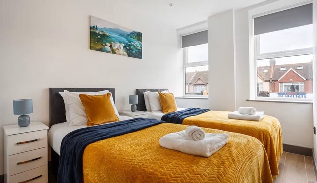 North Finchley Modern 2-BR Flat with Workspace and WiFi