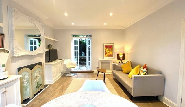 Notting Hill flat with garden. Beautiful 2 bed/2 bathroom. Pet Friendly!