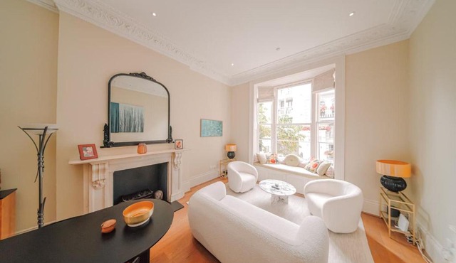 Notting Hill, Victorian 3 Bed with 2 large Living