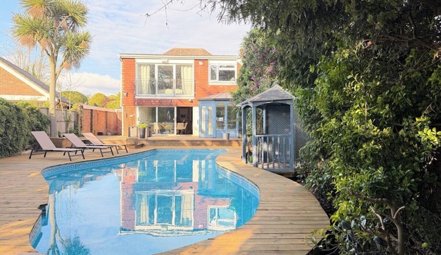Palm House | Heated Pool | Sleeps 10 | South Downs