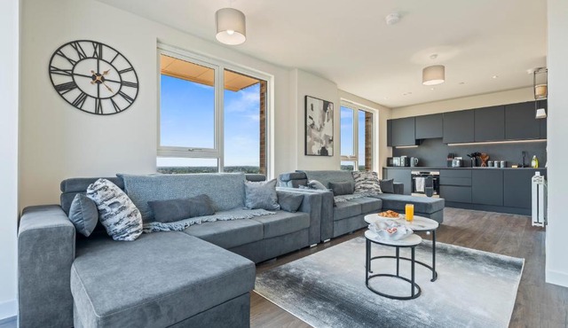 Penthouse Flat, Wembley Views, Balcony, Sleeps 8