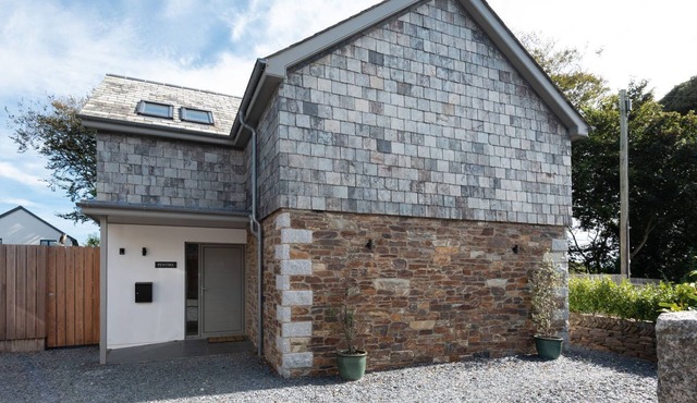 PENTIRE, pet friendly, character holiday cottage in St Minver
