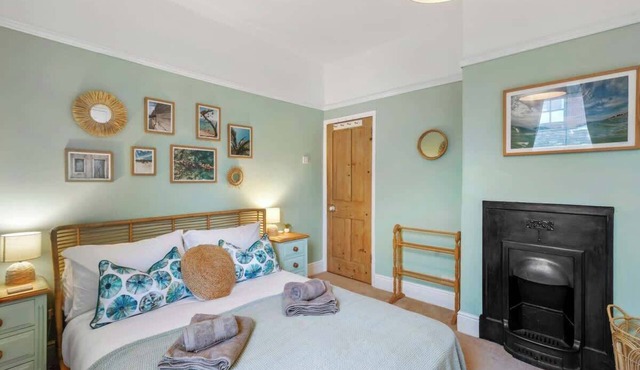Pet-Friendly Nautical Cottage, Walk to Beach & Dining