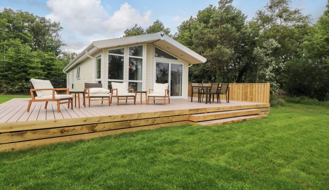 PLAS MARCHOG LODGE, with a garden in Pentraeth