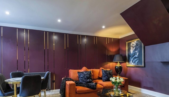 Premium 2BD|Stylish Home|Couples|Profess|Small Groups|Parking