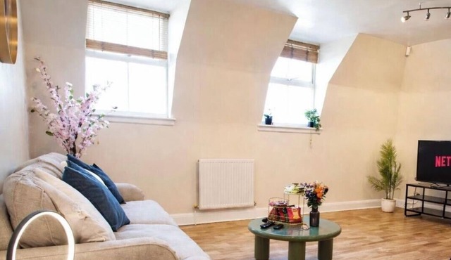 Premium Tower Bridge Apartment with Pool Table and City Views