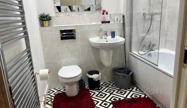 Prime Location - Apt - Stay 4 - Lakeside - Parking
