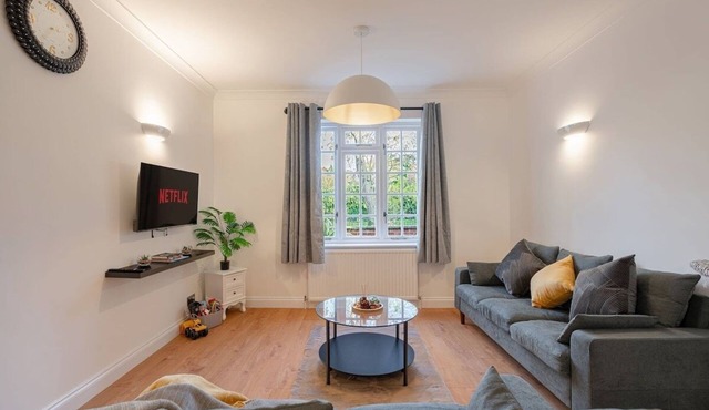 Putney Haven 3BD 2 Bath Sleeps 8 free WiFi/parking