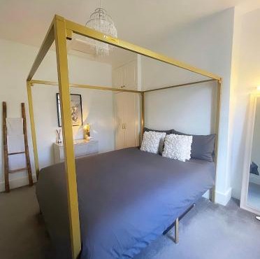 Queen bedroom in Maida Vale