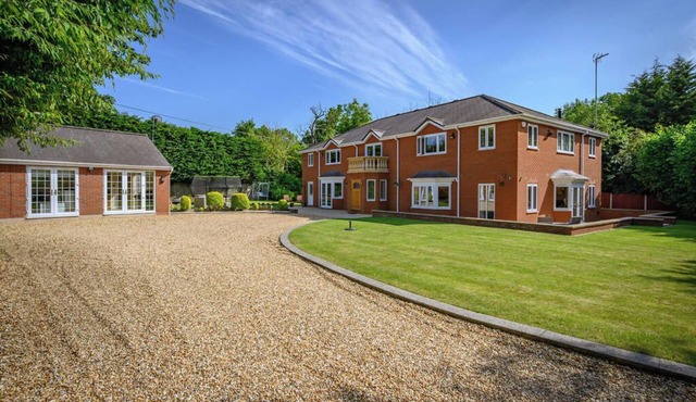 Relaxing Place to Stay near Stratford 4BED Family Mansion with Swim Spa,Gym,BBQ