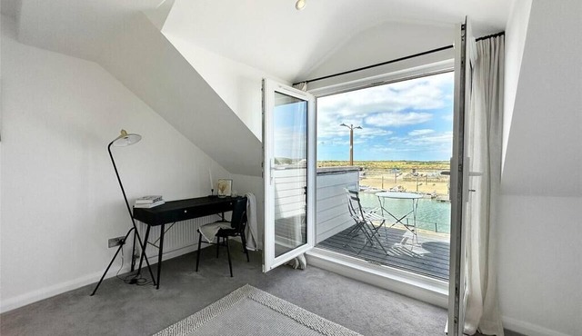 River Breeze 3-Bed Balcony Apartment