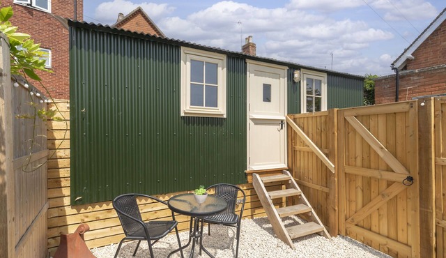 Riverside Shepherd’s Hut with Hot Tub | Central Te