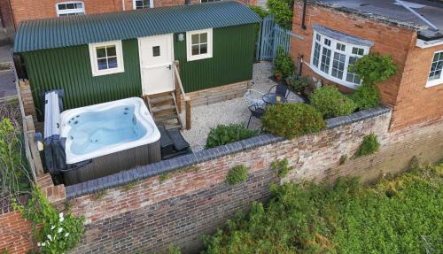Riverside Shepherd’s Hut with Hot Tub