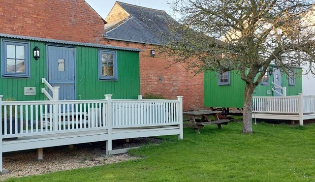 Ryans Retreat, shepherds hut with hot tub and pet friendly close to beach and Hadrian's Wall