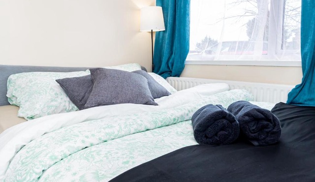 Shirley House 3, Guest House, Self Catering, Self Check in with Smart Locks, Use of Fully Equipped Kitchen, close to City Centre, Ideal for Longer Stays, Walking Distance to BAT, 20 min Drive to Fawley Refinery, Excellent Transport Links