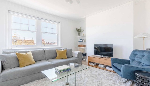 Sleek Scandi Inspired 2BDR Flat inFulham