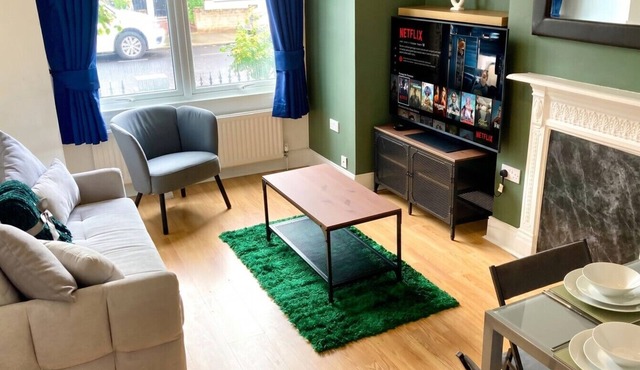 Sleeps 6 House with Free Parking · Walk to Cherry Tree Wood, East Finchley