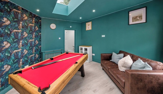 Sleeps12, Working space, Game room & Free Parking- 6 ensuite room with Tv/room