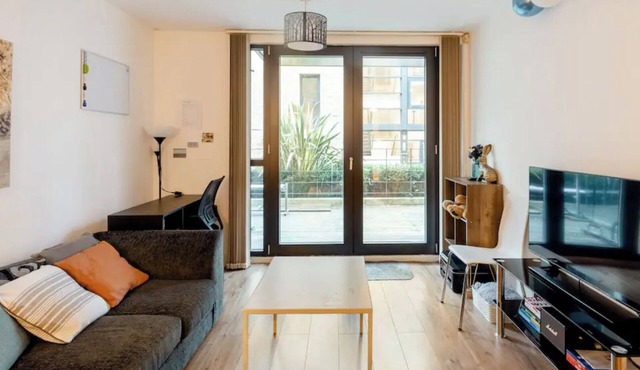 Spacious 1 bed Executive Apartment + Workspace, unlimited coffee & Parking