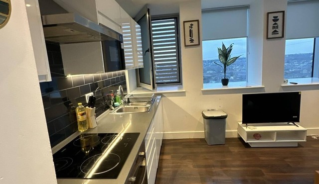 Spacious 2-bedroom London flat, featuring modern amenities including fast Wi-Fi