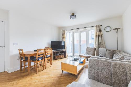 Spacious 2BDR 2Bath Apt with Parking Near Heathrow