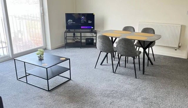 Spacious 3 Bedroom Apartment, Sleeps 6, Contractor