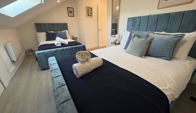 Spacious 3BR Flat Sleeps 10 for Groups & Family