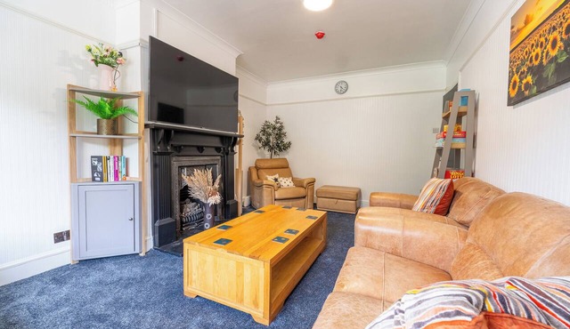 Spacious 4-Bed Home in Leafy Sutton Coldfield | Sleeps 8
