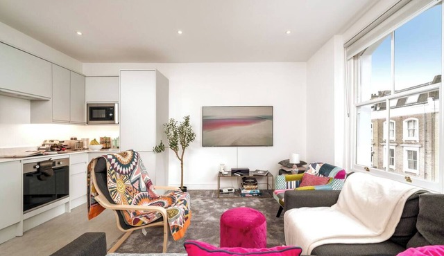 Spacious 4-bedroom, 2-bathroom duplex in Earl’s Court/Chelsea, just 8 minutes’ walk to the tube. Close to Westfield, Holland Park, museums, cafés, and restaurants. Stairs required to access the unit — perfect for families or groups exploring London.