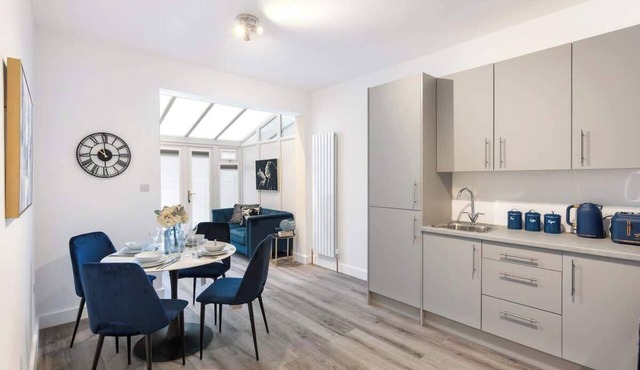 Spacious 4 BR House Near Tube station - 3 min walk