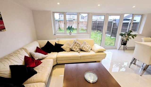 Spacious 4BR Dartford House | Ground Floor Shower | Sleeps 8