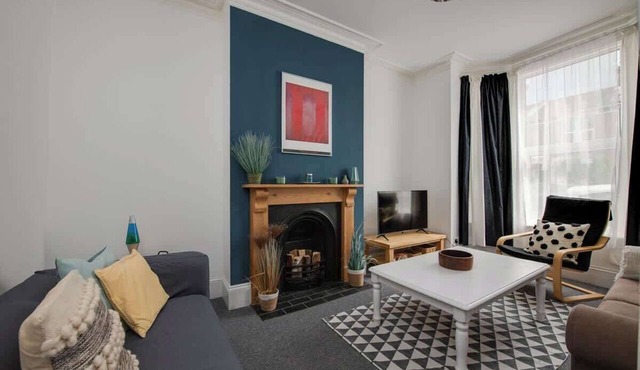 Spacious 5BR Central House - Great for Contractors