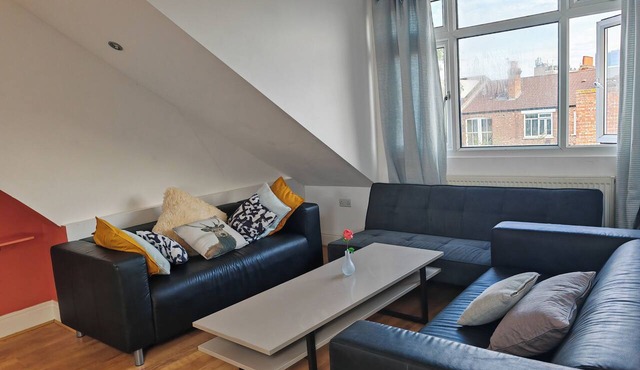 Spacious Apartment Sleeps 7 near central London