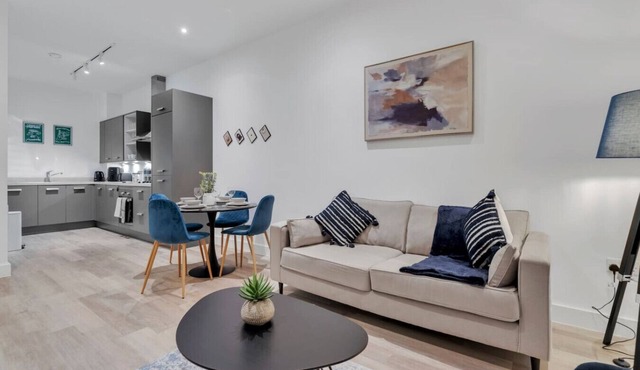 Spacious Bham City Centre 2 Bed Apt + Sky TV|Netflix|Games, Walk To Bullring