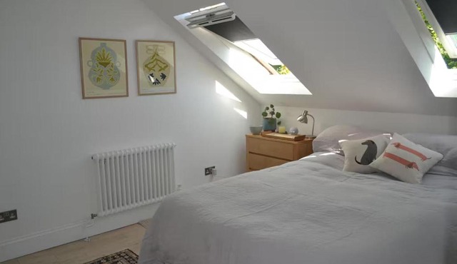 Spacious en-suite with kingsize bed & rain shower