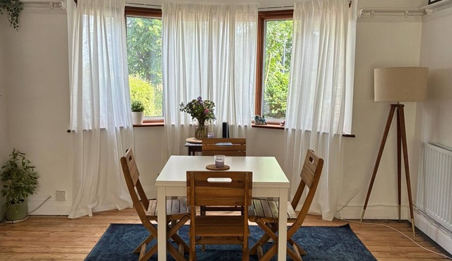 Spacious happy Home - Quiet yet close to attractions. Park over the street