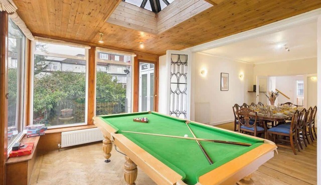 Spacious Home sleeps 14 adults London