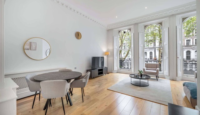 Spacious Knightsbridge Apartment with Balcony