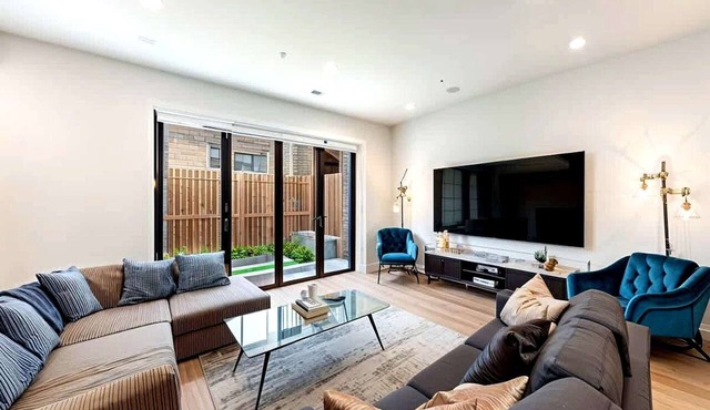 Spacious London Townhouse with Parking