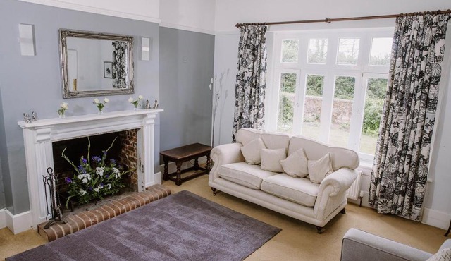 Spacious New Forest Farmhouse with Garden