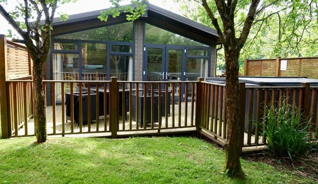 Spacious Oak Cabin with Hot Tub - Devon
