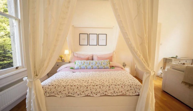 Spacious Studio Apartment in Central Bath - Sleeps 2, Parking Available