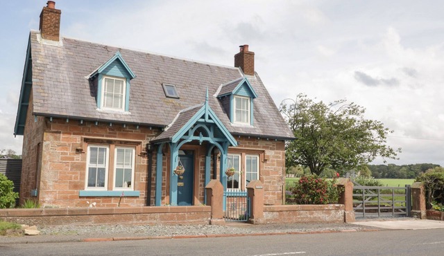 STAPLETON TOLL, pet friendly, luxury holiday cottage in Annan