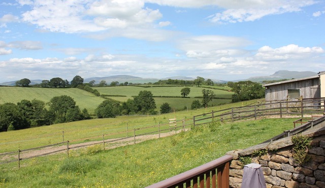 Stone-Built, Cosy Cottage with New Bathroom, Log Burning Stove, Magnificent View