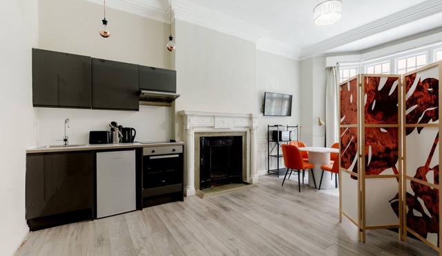Studio Flat in the Heart of High Street Kensington