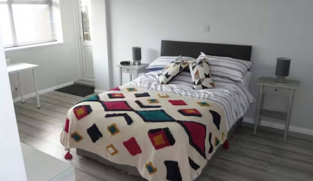 Studio Sleeps 2 - Pets Welcome - Enclosed Garden