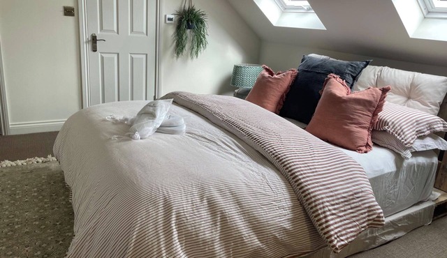Studio Sleeps 2 with Parking and Garden