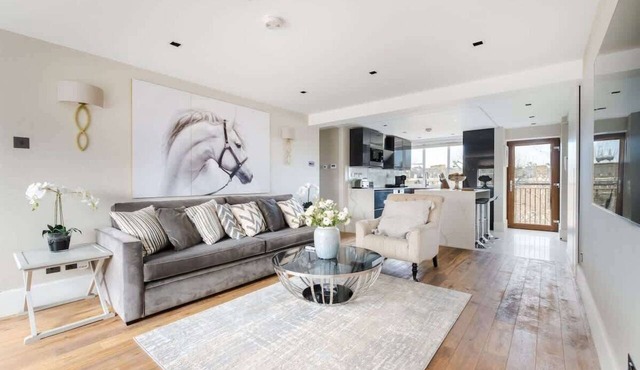 Stunning 3BR 2BA in ♥️ the of London ❄️ Air Conditioning ☀️ Balcony | Sleeps 6