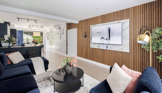 Stunning 4BR 3BA in the ♥️ of London ❄️ Air Con. 🌿 Private Garden | Sleeps 10